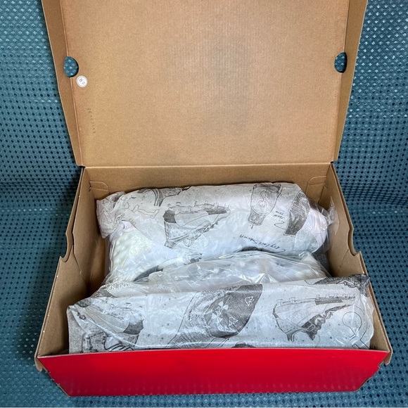 ***NWT****Men’s Under Armour Baseball Cleats-White - Picture 11 of 12